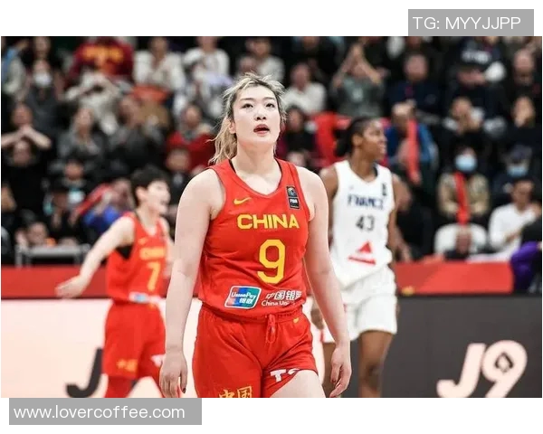 李梦亮相赞助海报女篮离队谜团待解王牌回归面临三大挑战